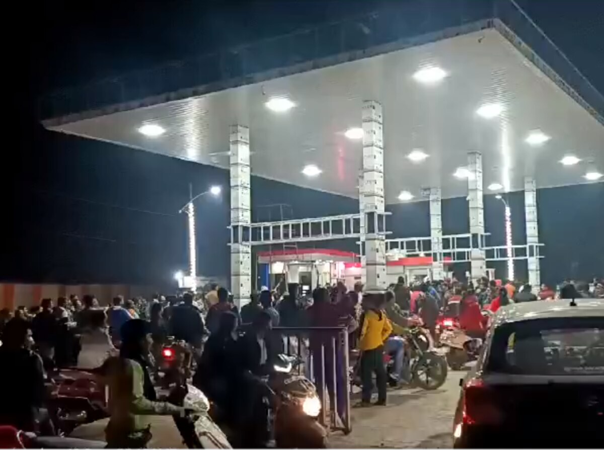 Pune News : पुणेकरांनो गर्दी करू नका! जिल्ह्यातील पेट्रोल पंप सुरू राहणार title=