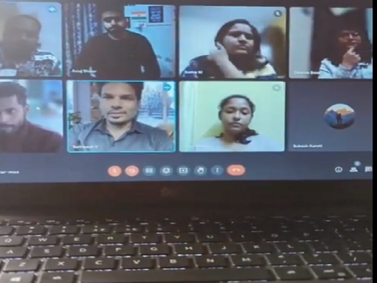 Zoom वर सुरु होती मिटिंग, कर्मचारी हिंदीत बोलल्याने झाला वाद... Video व्हायरल title=