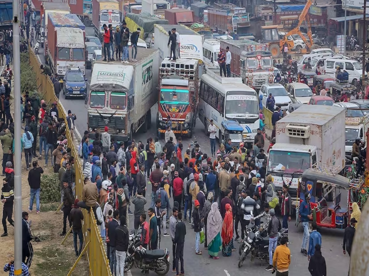 राज्यात इंधनाचा तुटवडा, सामान्य त्रस्त... हिट अँड रन कायद्याला ट्रक चालकांचा विरोध का? title=