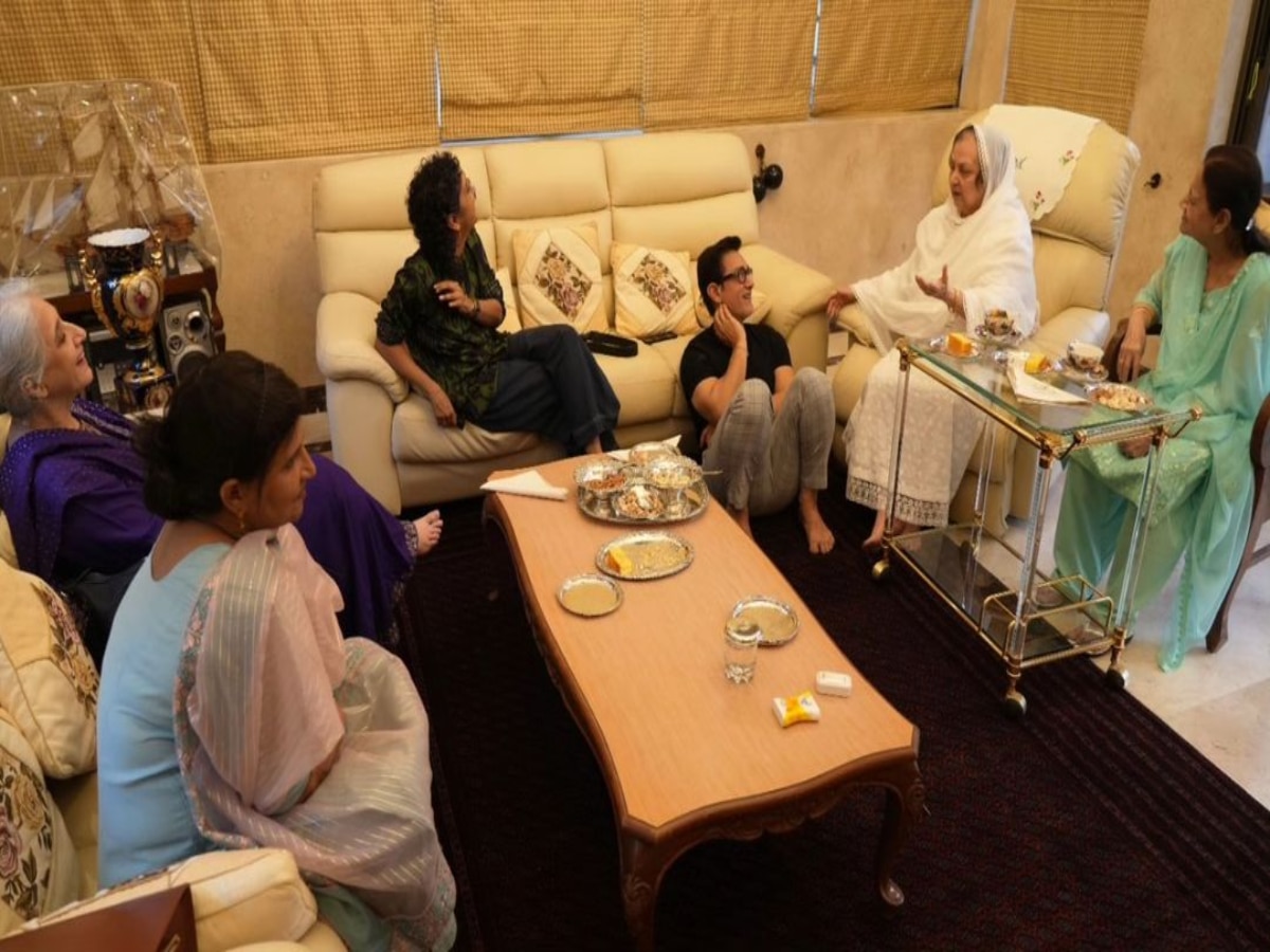 bollywood actor Aamir Khan visit Dilip kumar and saira banu house with mother and kiran rao before daughter wedding