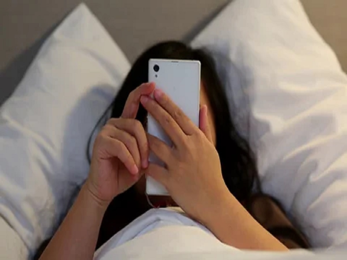 Health Tips : तुम्हीसुद्धा सकाळी उठल्या उठल्या मोबाईल चेक करता का? वेळीच ही सवय बदला अन्यथा... title=