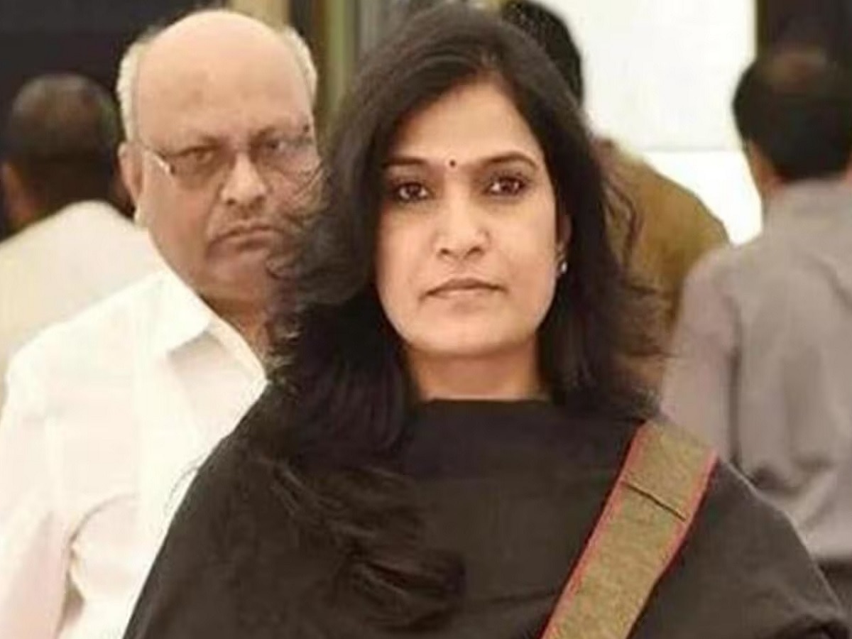 शिंदे गटाच्या खासदार भावना गवळी यांना इन्कम टॅक्सची नोटीस; 18 कोटींचा गैरव्यवहार, 7 कोटींची रोकड चोरी शिंदे गटाच्या खासदार भावना गवळी यांना इन्कम टॅक्सची नोटीस; 18 कोटींचा गैरव्यवहार, 7 कोटींची रोकड चोरी