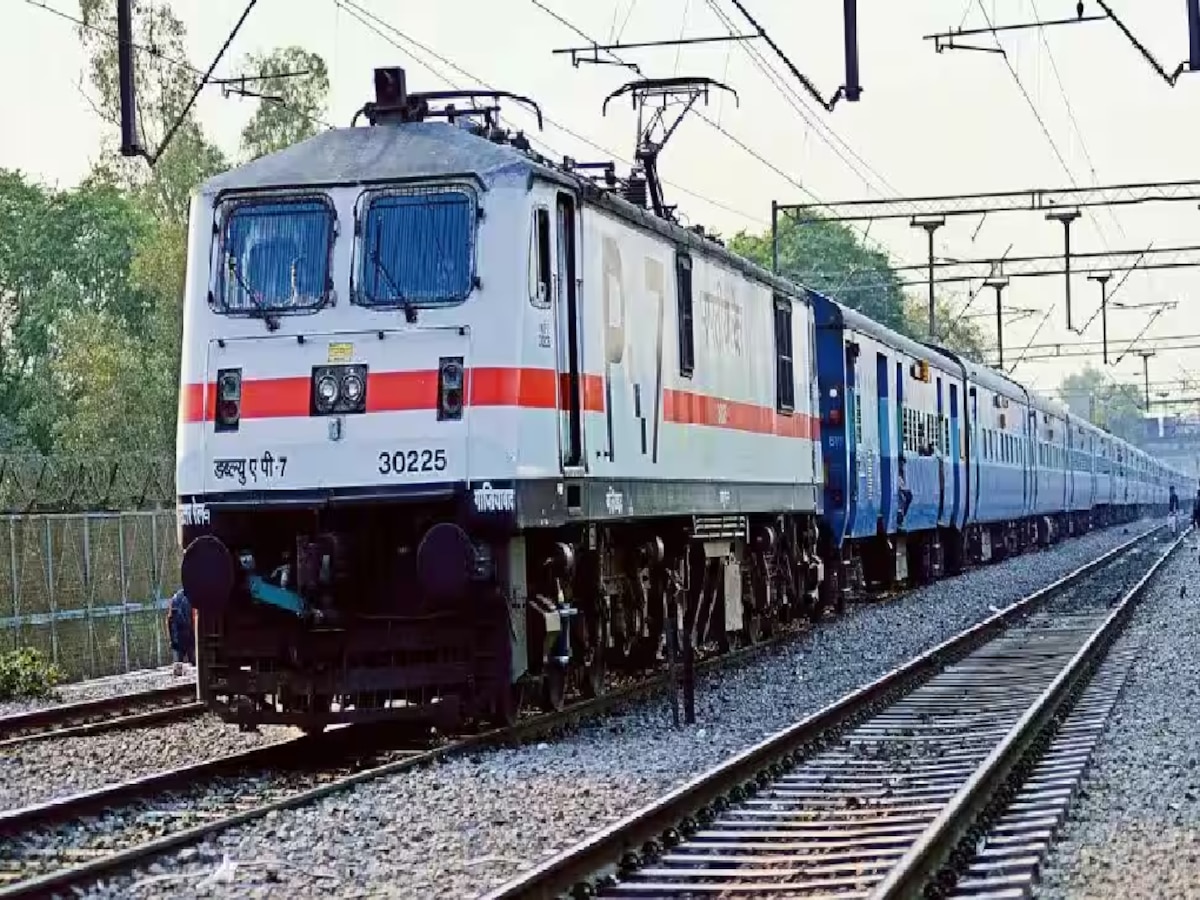 ट्रेनमध्ये वाद झाल्यास RPF नव्हे, 'इथं' करायची तक्रार; कायम लक्षात ठेवा आणि योग्य मदत मिळवा  title=