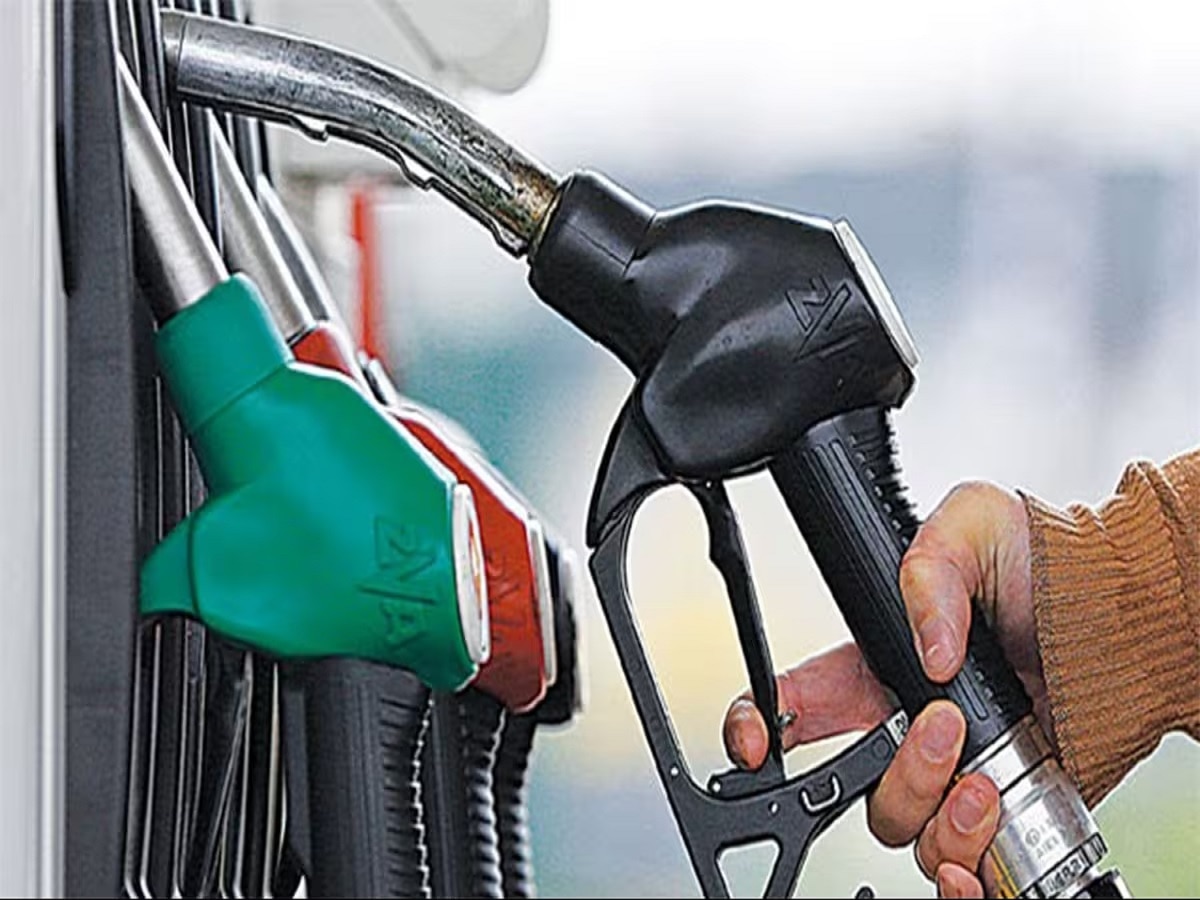 Petrol Diesel Price : तुमच्या शहरात पेट्रोल-डिझेल स्वस्त की महाग? जाणून घ्या आजचे दर  title=