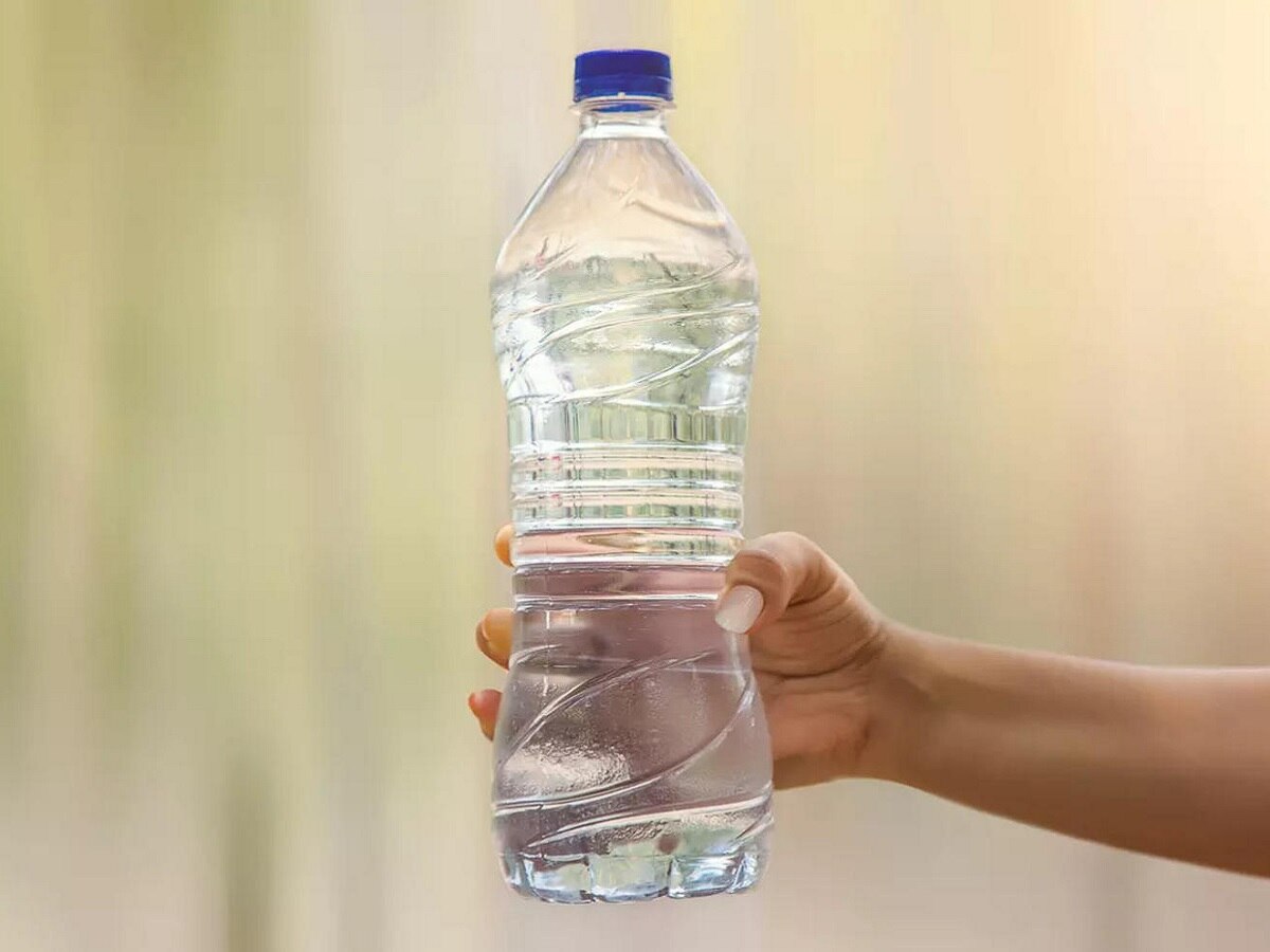 Plastic in Mineral Water:  एक लिटर पाण्यात प्लास्टिकचे 2.4 लाख तुकडे; मिनरल वॉटर नाही तर विष title=