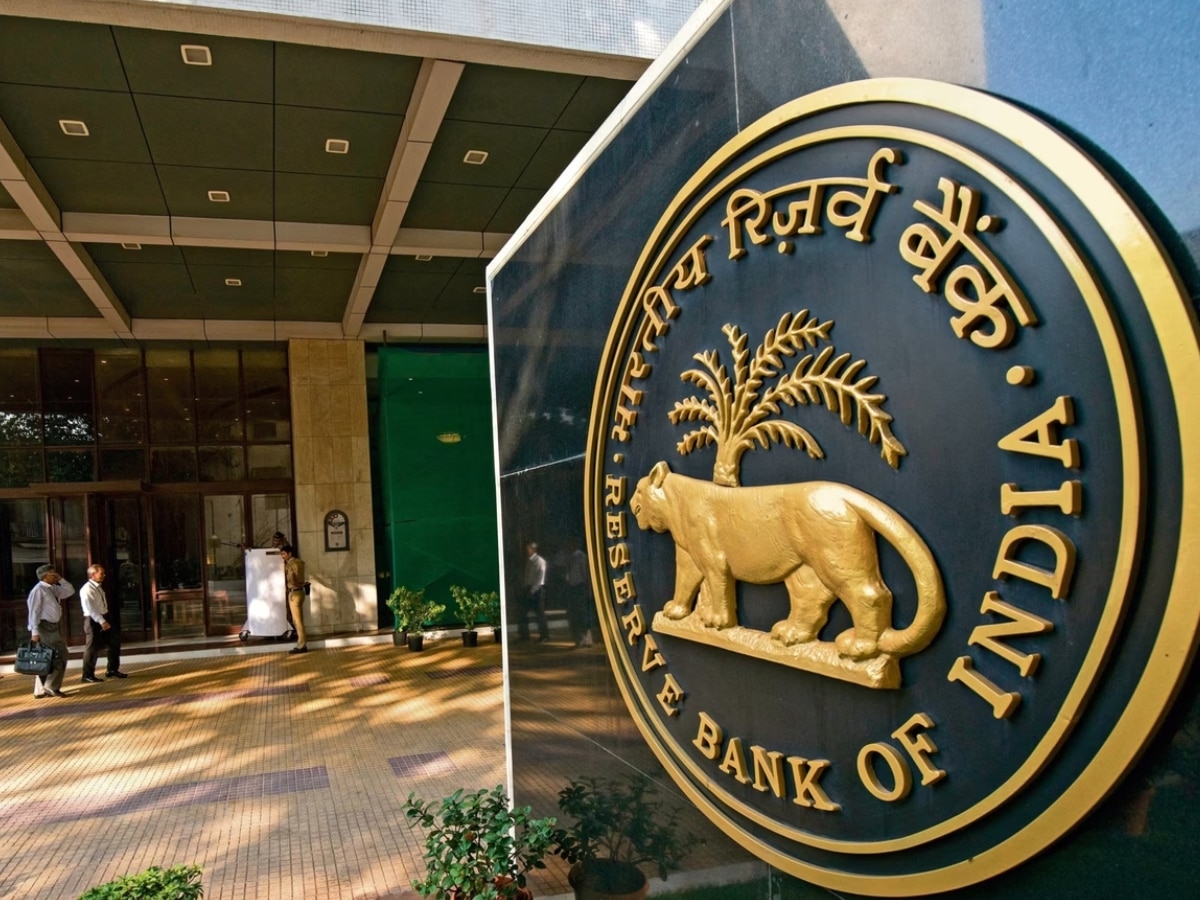 RBI कडून 'या' बॅंकेचा परवाना रद्द तर 3 बॅंकाना पेनल्टी; ग्राहकांवर काय होणार परिणाम? title=