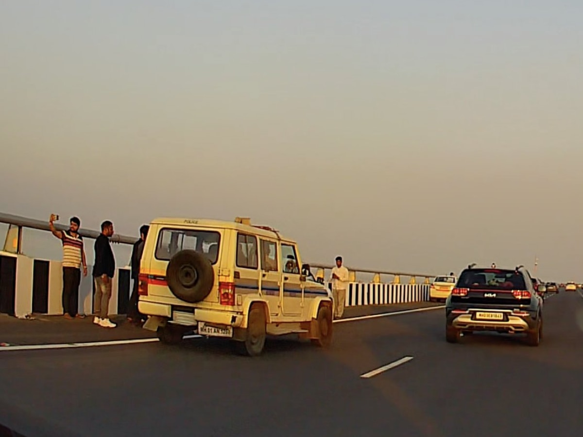 Atal Setu stopped the cars of selfie lovers and the crowd Marathi News
