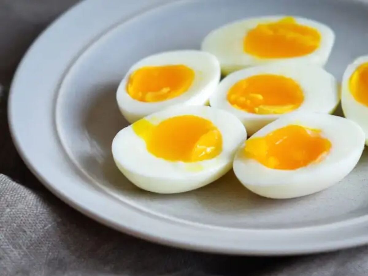 Hard-Boiled vs Soft-Boiled Eggs; आरोग्यासाठी कोणती पद्धत गुणकारी, फरक समजून घ्या! title=