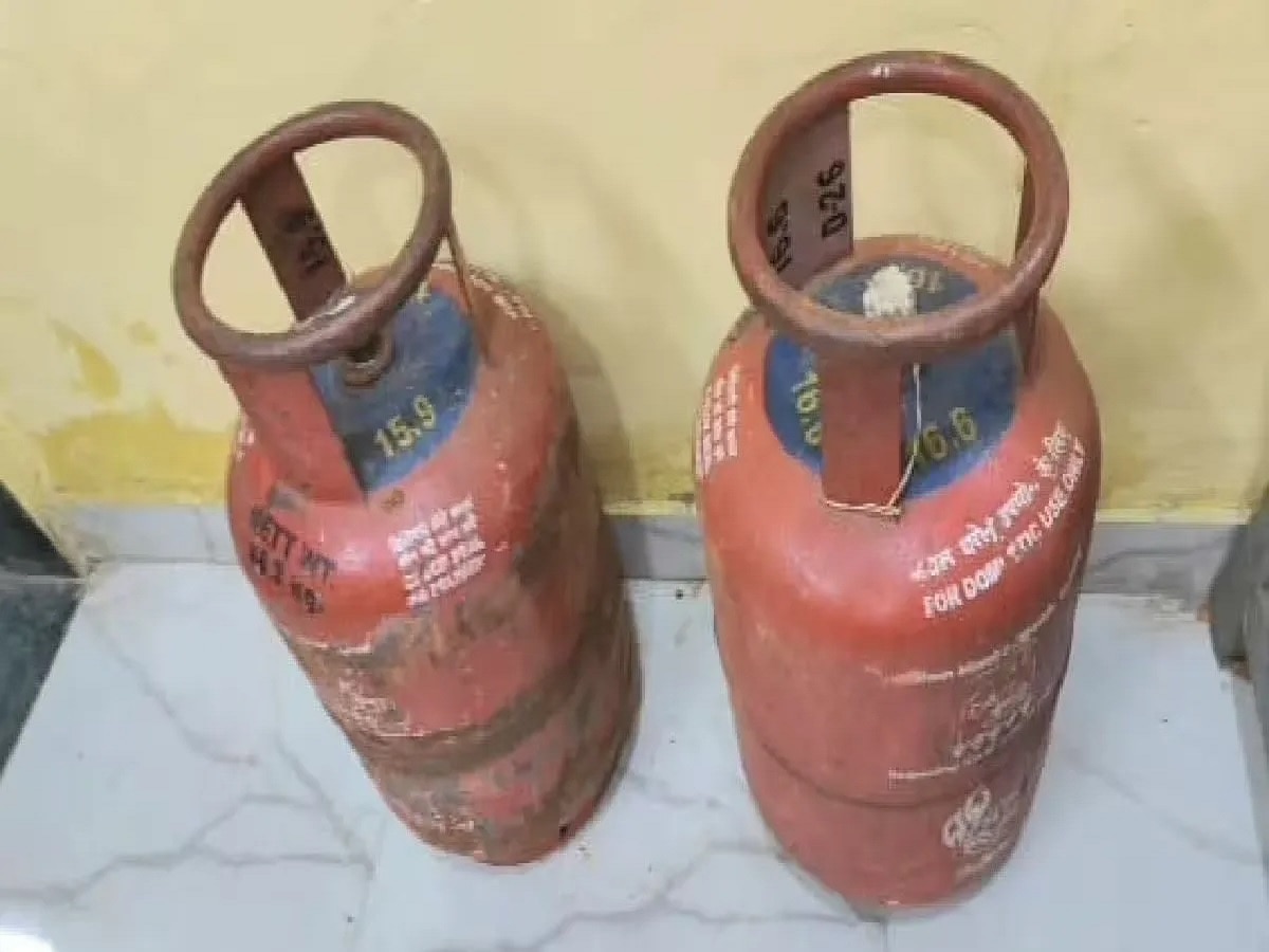 Gas Cylinder : घरगुती गॅस सिलेंडर पुरेल जास्त दिवस; वापरा 'या' ट्रिक, पैशांची होईल बचत title=