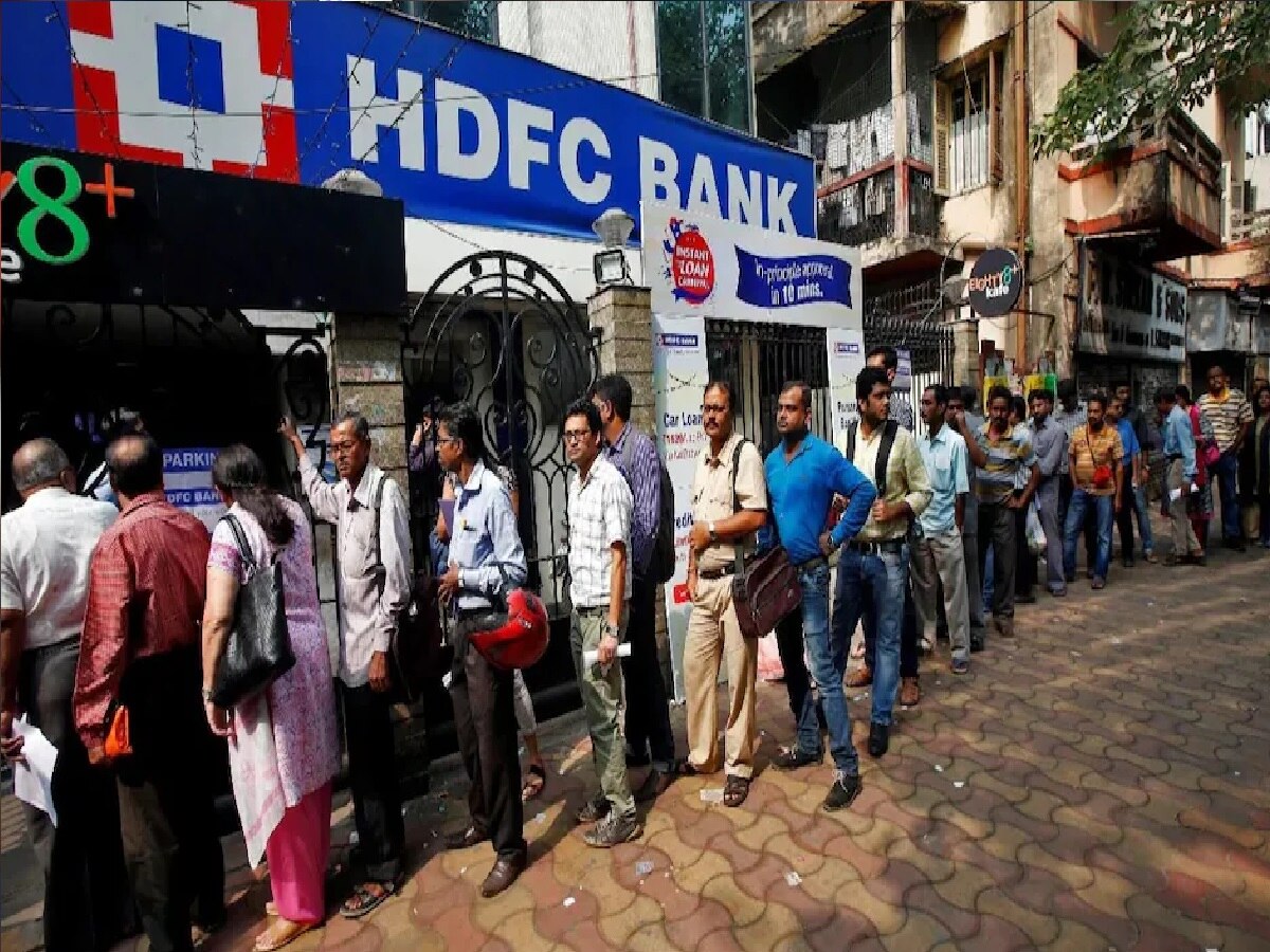 HDFC बँकेला मोठा धक्का, एका झटक्यात 100000 कोटी रुपयांचं नुकसान.. जाणून घ्या कारण title=