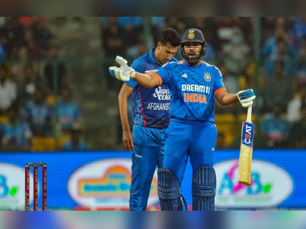 Rohit Sharma: सुपरओव्हर सोडून अचानक मैदानाबाहेर जाणं रोहितला महागात पडणार? पाहा नियम काय सांगतो? title=