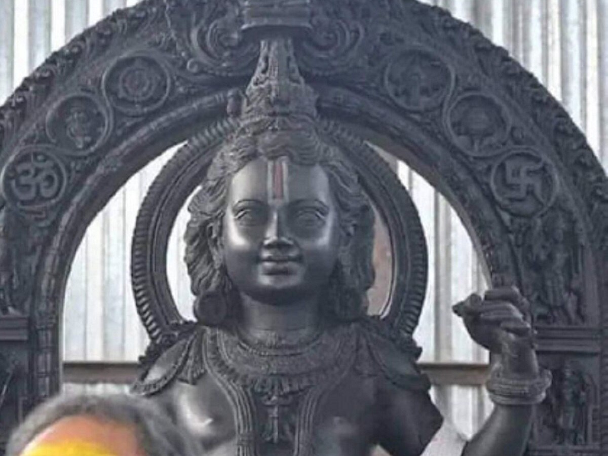 Ayodhya Ram Temple: ...अखेर रामलल्लाचे दर्शन झाले; पाहा मूर्तीचा पहिला पूर्ण फोटो title=