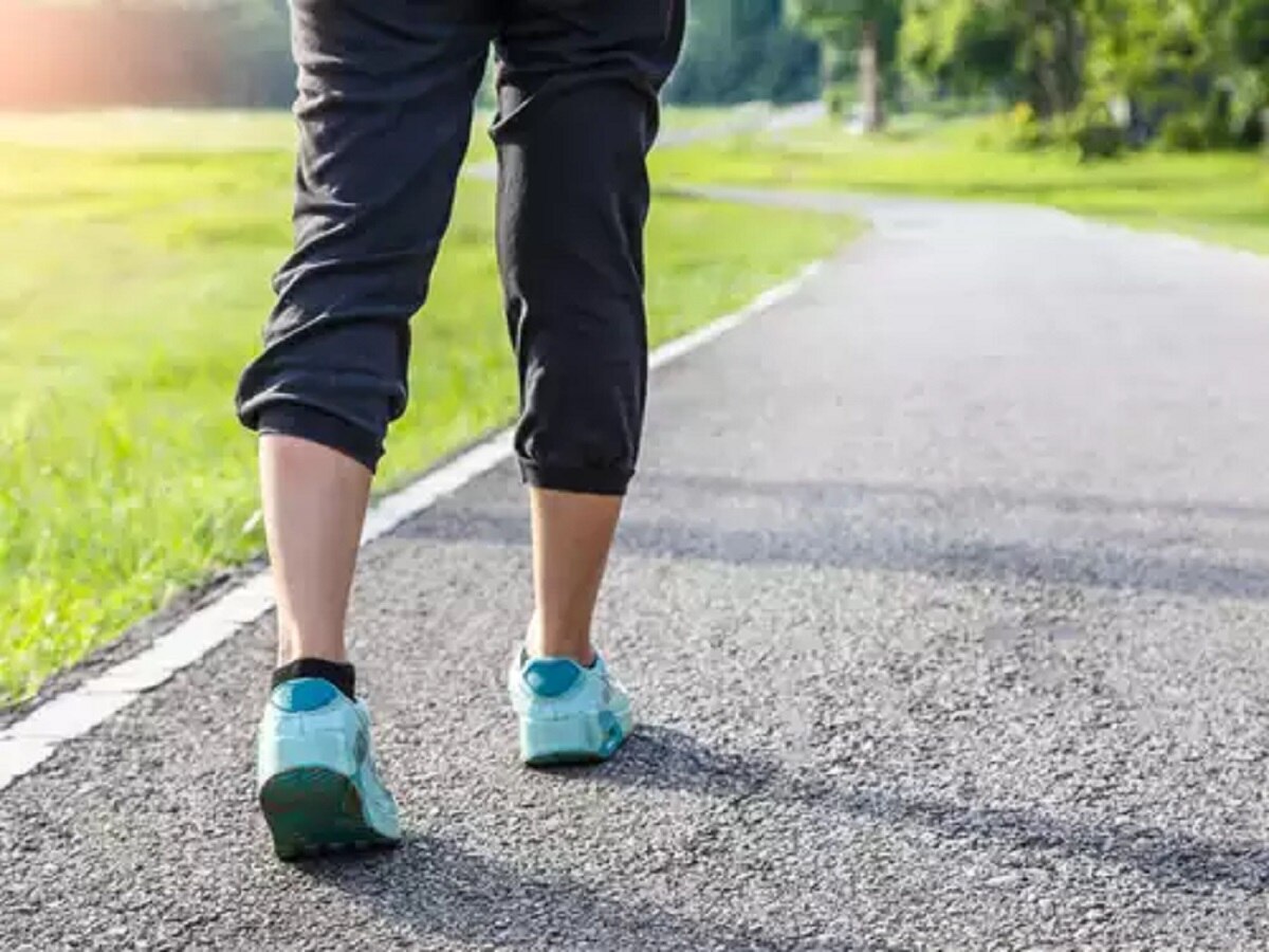 Best Time for Walking : सकाळी की संध्याकाळी चालणे फायदेशीर, तुमच्यासाठी कोणती वेळ योग्य?  title=