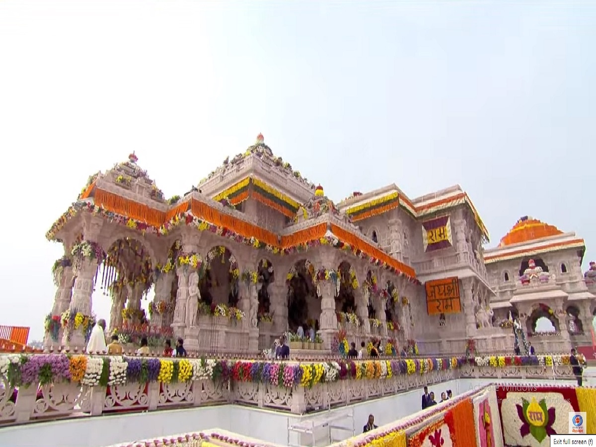 Ayodhya Ram Mandir PM Modi Gratitude showered flowers on the workers constructing Temple