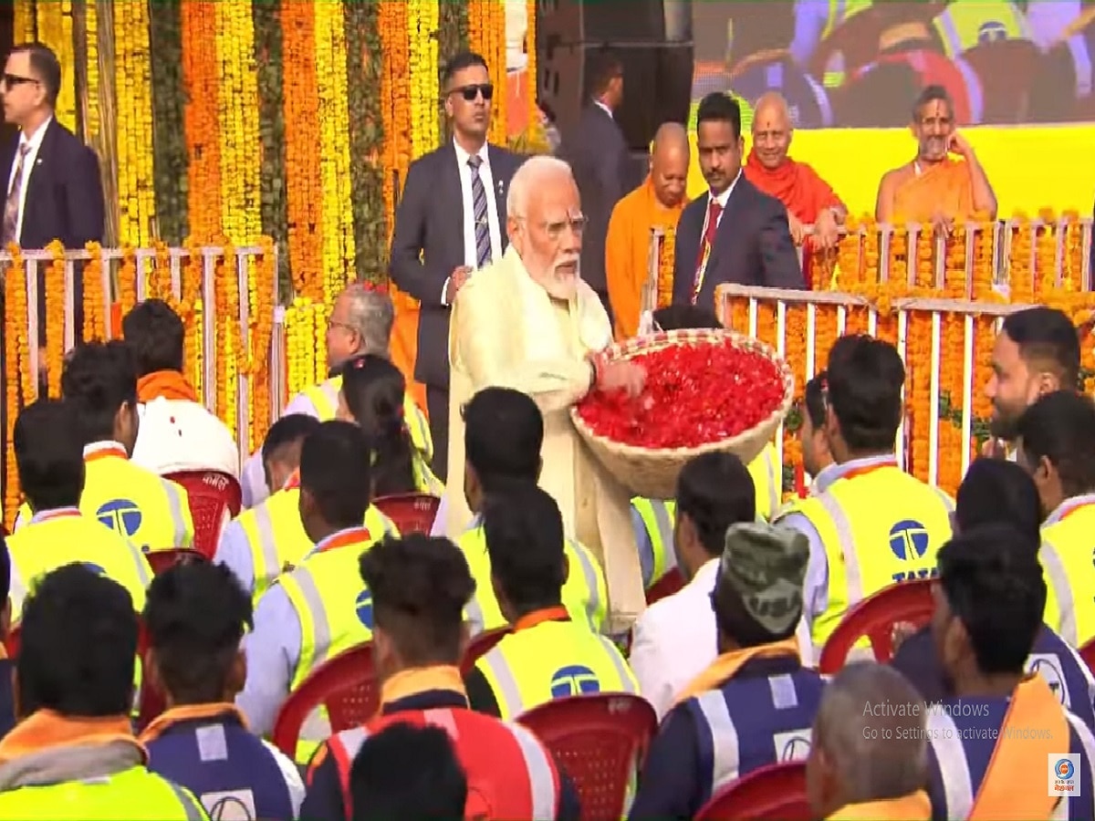 Ayodhya Ram Mandir PM Modi Gratitude showered flowers on the workers constructing Temple