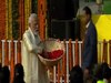 राम मंदिर साकारणाऱ्यांप्रती कृतज्ञता, पंतप्रधान मोदींकडून पुष्पवृष्टी