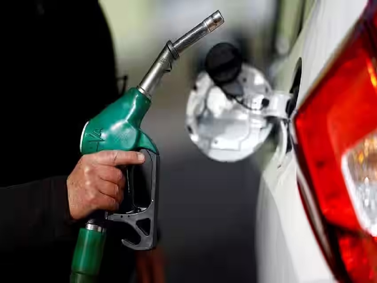 पेट्रोल भरायला जाण्यापूर्वी वाचा 'ही' महत्त्वाची बातमी, इंधनाचे नवे दर जारी title=