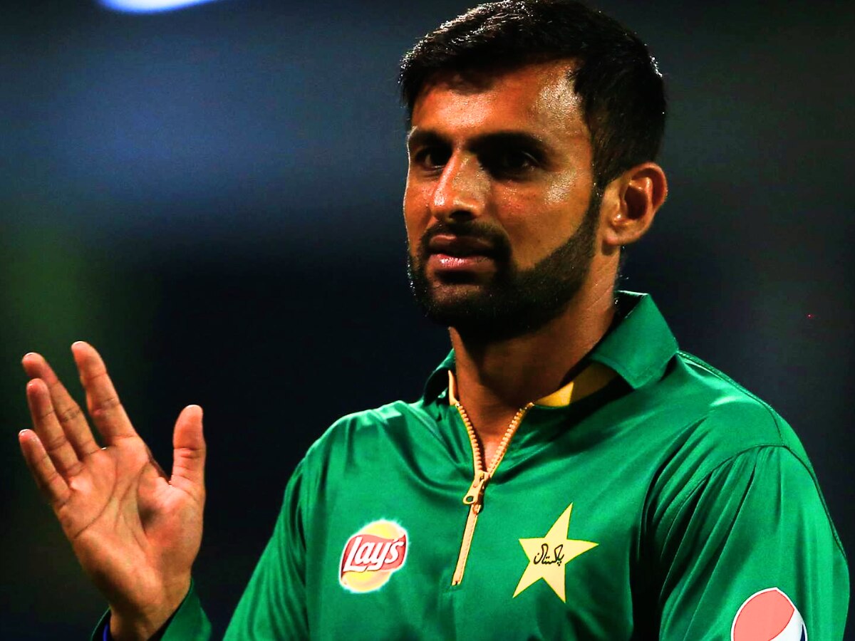 तिसऱ्या लग्नानंतर Shoaib Malik बावचळला! थेट मॅच फिक्सिंगचे आरोप; चौथ्या ओव्हरमध्ये असं काय घडलं? title=