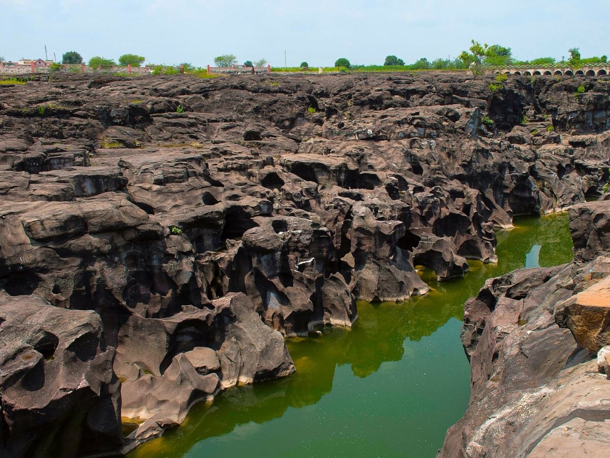 महाराष्ट्रातील 'या' गावाला लाभलाय निसर्गाचा चमत्कार, गिनीज वर्ल्ड बुकमध्येही नोंद title=