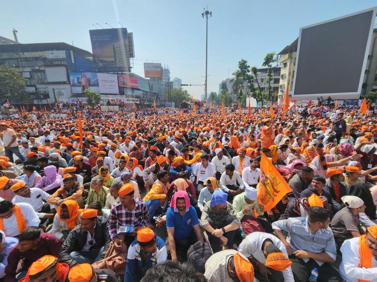 maratha aarakshan rally route navi mumbai manoj jarange patil photos of supporters