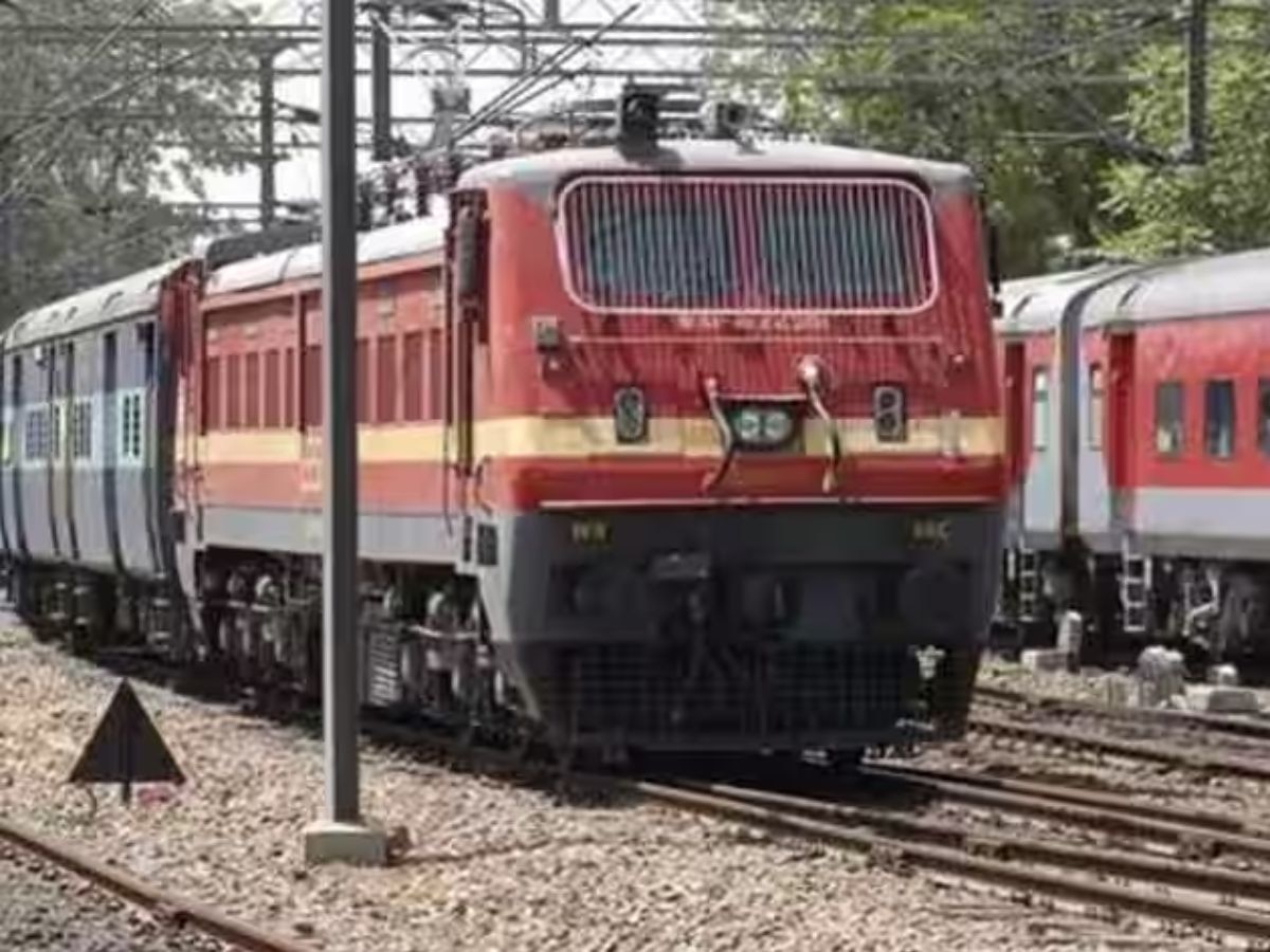 चालत्या ट्रेनमध्येही मिळू शकते कन्फर्म सीट, रेल्वेचे ही सुविधा देणारा रिकाम्या सीटची माहिती title=