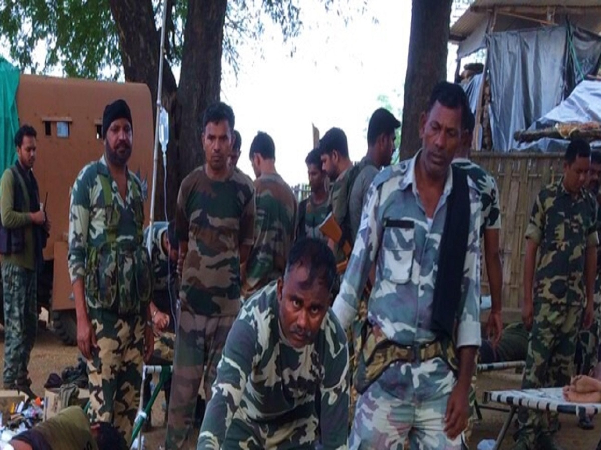 छत्तीसगडमध्ये CRPF कॅम्पवर नक्षलवाद्यांचा मोठा हल्ला; 3 जवान शहीद, 14 जखमी title=