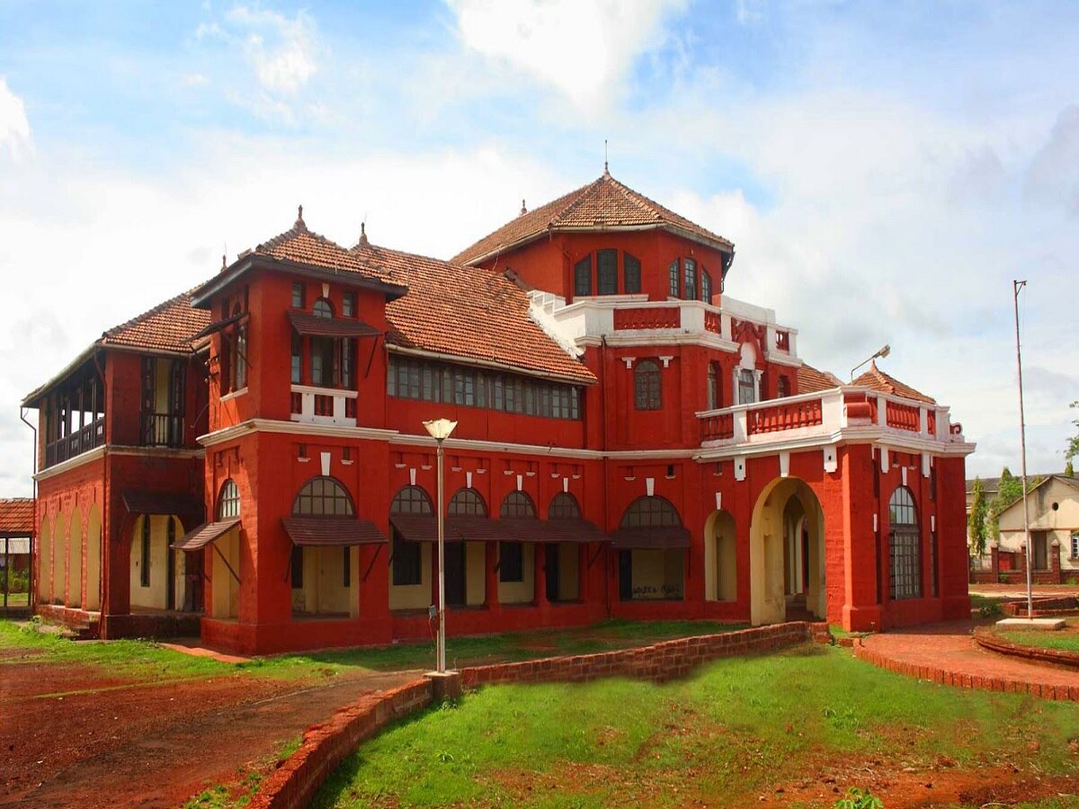 महाराष्ट्रातील एकमेव राजवाडा जो एका परदेशी राजाला नजरकैदेत ठेवण्यासाठी बांधला