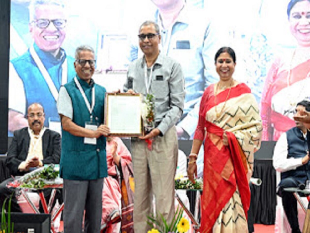 'एक्सेल इंडिया प्रोटेक्टिव्ह पेंट्स प्रायव्हेट लिमिटेड'च्या सदानंद कुंदर यांना जीवनगौरव पुरस्कार प्रदान title=