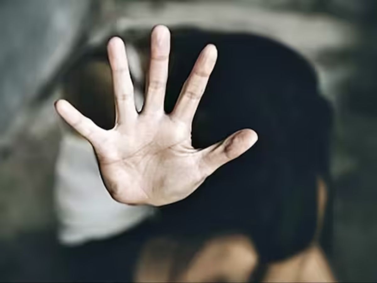 मुंबई हादरली! 4 वर्षांच्या चिमुरडीवर शाळेच्या बाथरुममध्ये बलात्कार, कर्मचाऱ्यानेच केले अमानुष कृत्य title=