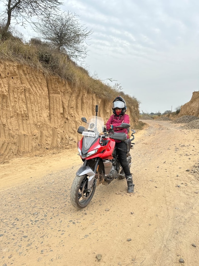 Women Bike Rider divya sandhu travelled all over india 