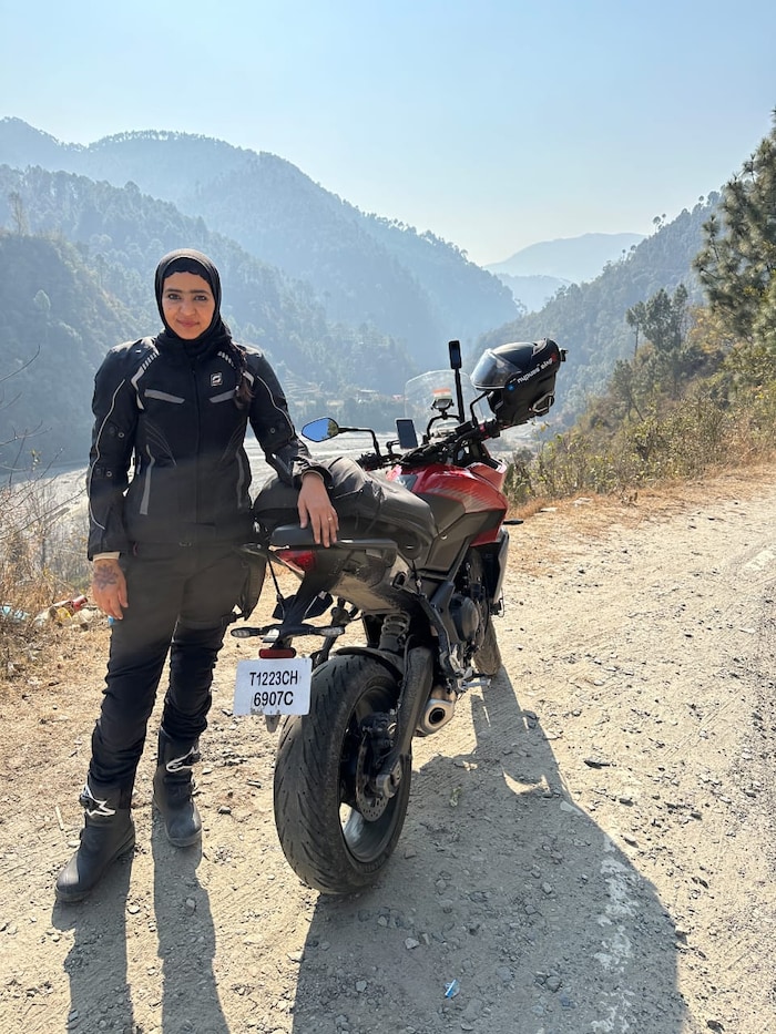 Women Bike Rider divya sandhu travelled all over india 