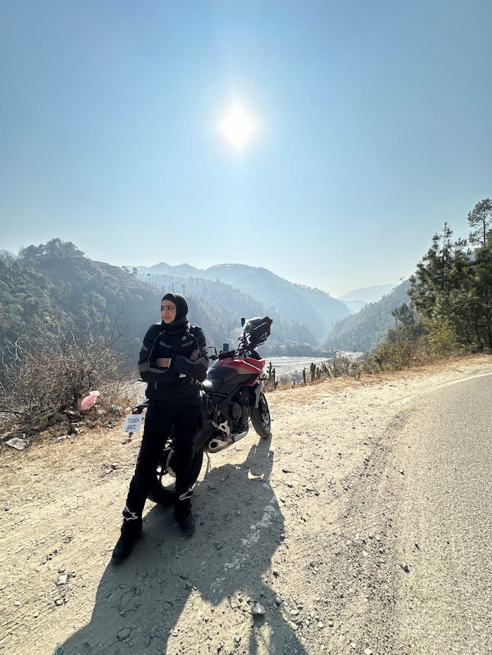 Women Bike Rider divya sandhu travelled all over india 