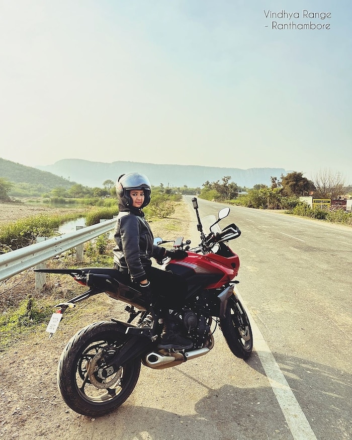 Women Bike Rider divya sandhu travelled all over india 