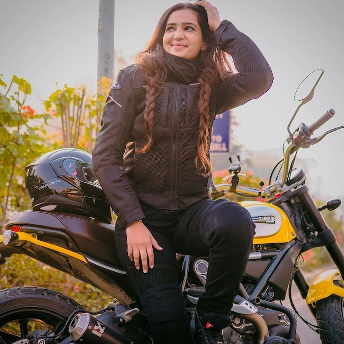 Women Bike Rider divya sandhu travelled all over india 