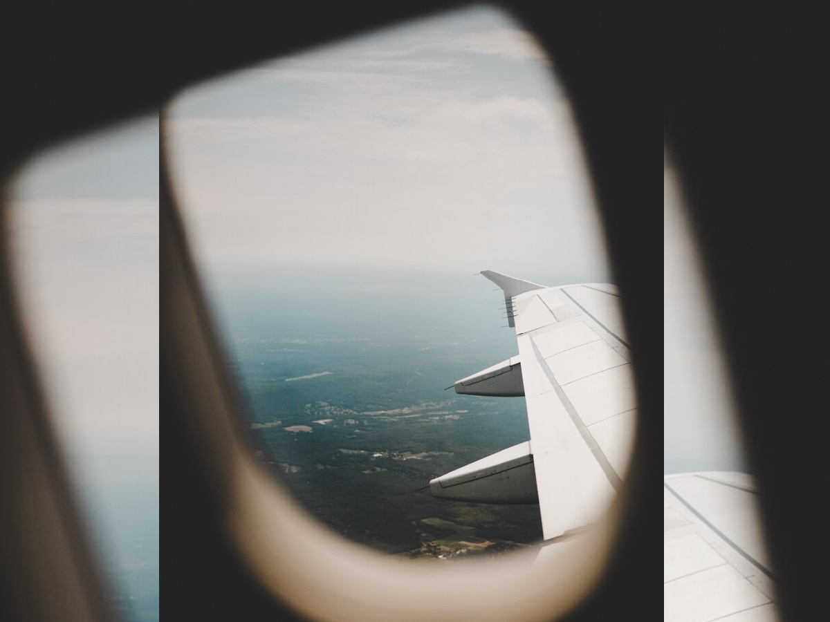 Fun Fact : विमानाच्या खिडक्या मोठ्या का नसतात अन् गोल का असतात?  title=