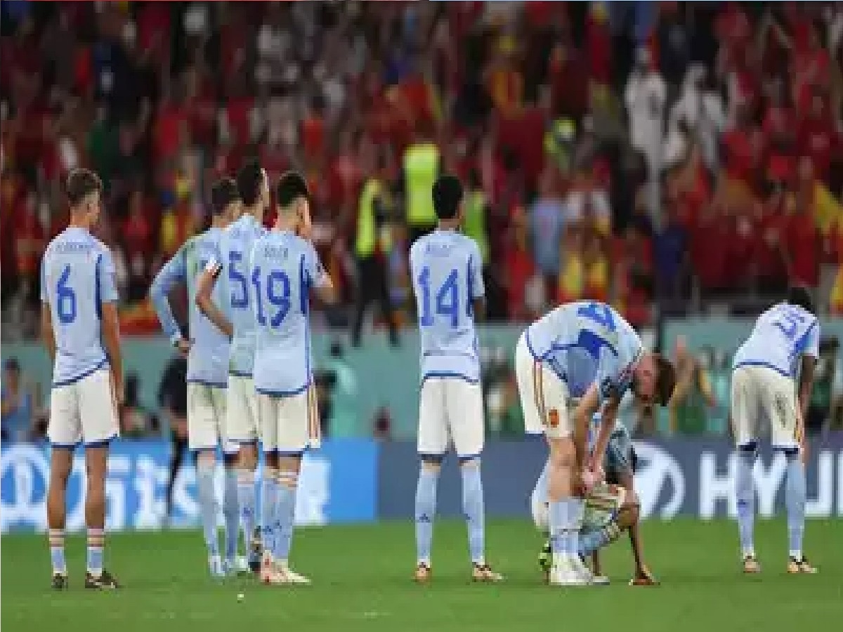 थरकाप उडवणारा Video! फुटबॉलच्या Live सामन्यात खेळाडूच्या अंगावर वीज कोळसली, आणि क्षणात...  title=
