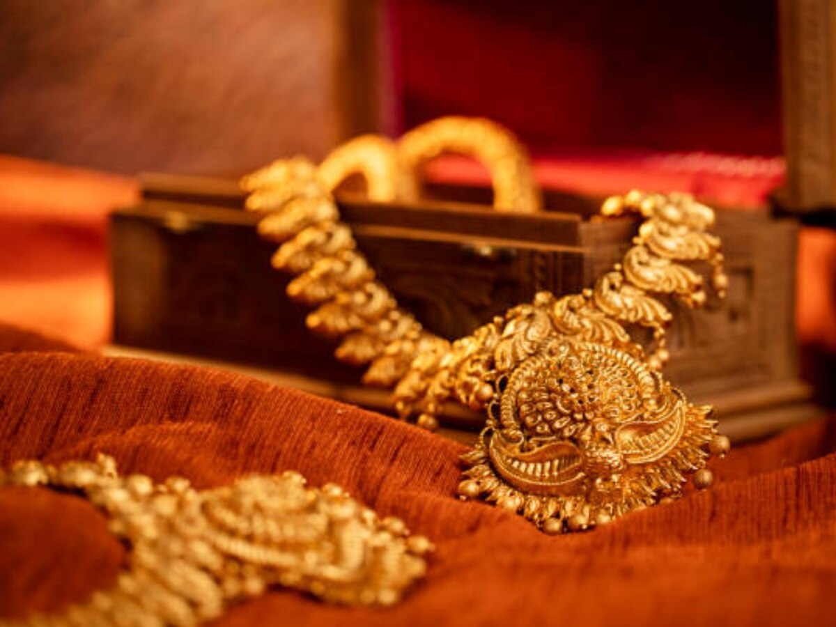 Gold Price Update : सोन्याच्या दरात अनपेक्षित बदल, जाणून घ्या 22 आणि 24 कॅरेट गोल्ड सोन्याची किंमत  title=