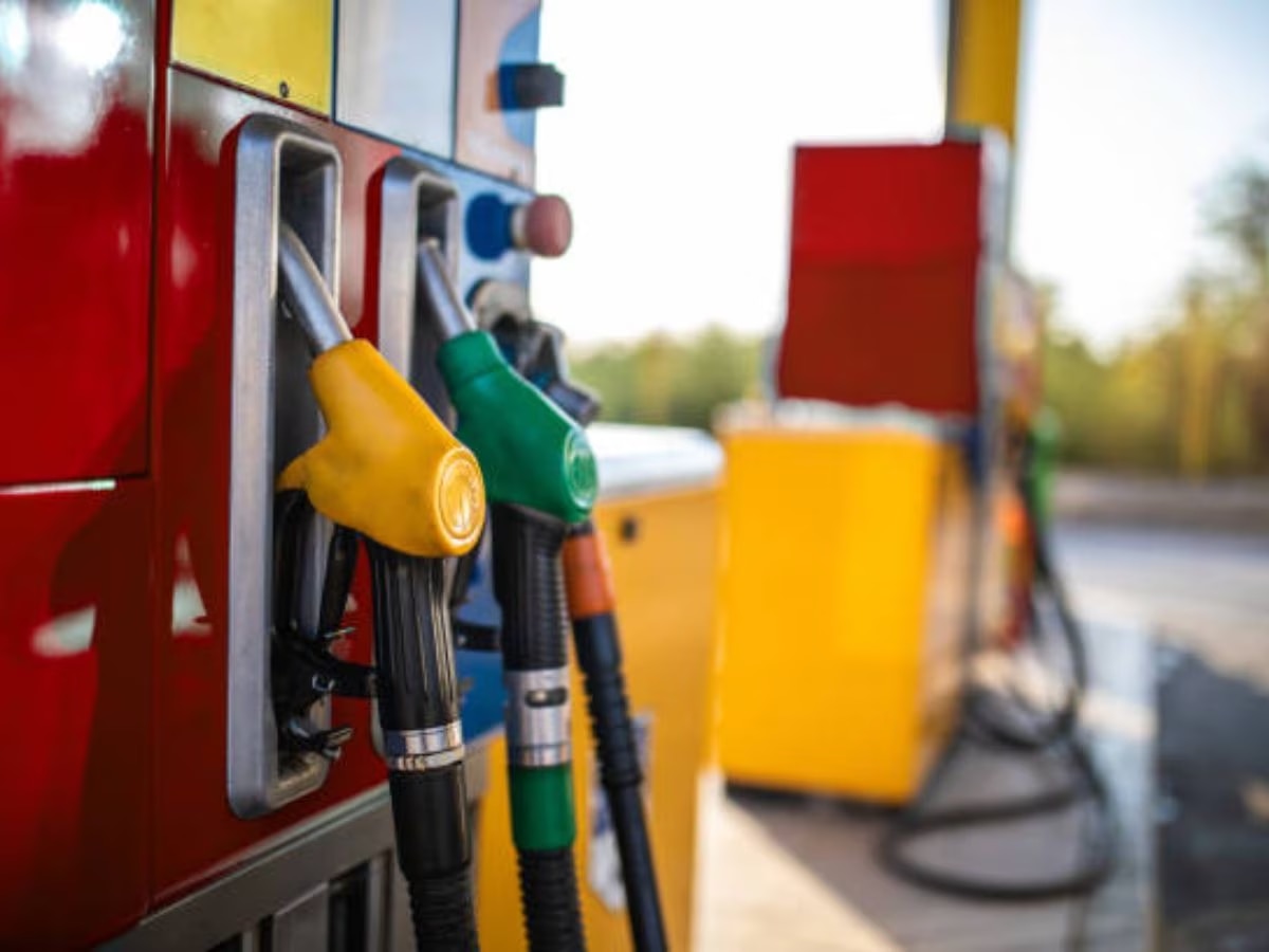 Petrol Diesel Price: पेट्रोल आणि डिझेलच्या ताज्या किमती जाहीर; जाणून घ्या तुमच्या शहरात काय आहे दर? title=