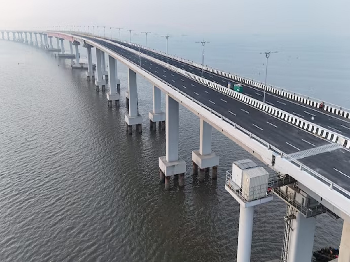 MTHL Bridge: चाललंय काय? 'अटल सेतू’वरून प्रवास करणाऱ्या अनेकांवर होणार कारवाई  title=