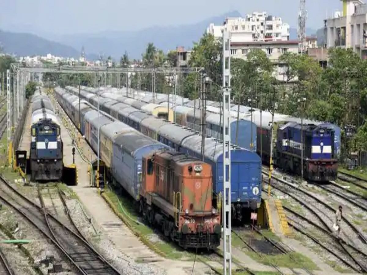 कोकणात जायच्या वेळेत गाठा दिल्ली; काय आहे भारतीय रेल्वेचं 'मिशन रफ्तार'? title=