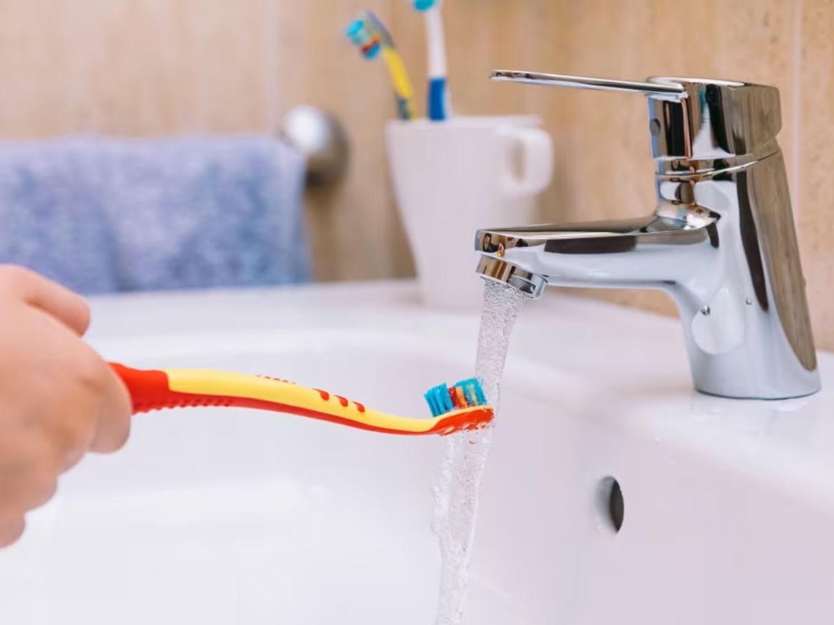  दात घासण्याआधी तुम्हीदेखील टुथब्रश ओला करताय? वाचा साइड इफेक्ट title=
