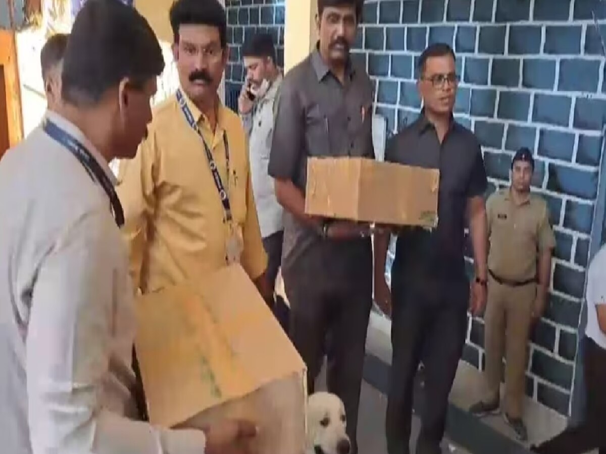 Mumbai News: कल्याण रेल्वे स्टेशनवर धक्कादायक घटना; बेवारस बॉक्समध्ये सापडले डिटोनेटर्स title=