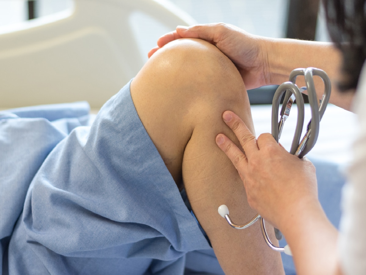 Knee arthroscopy: गुडघ्याची आर्थ्रोस्कोपी म्हणजे काय? रूग्णांना 'असा' होतो फायदा title=