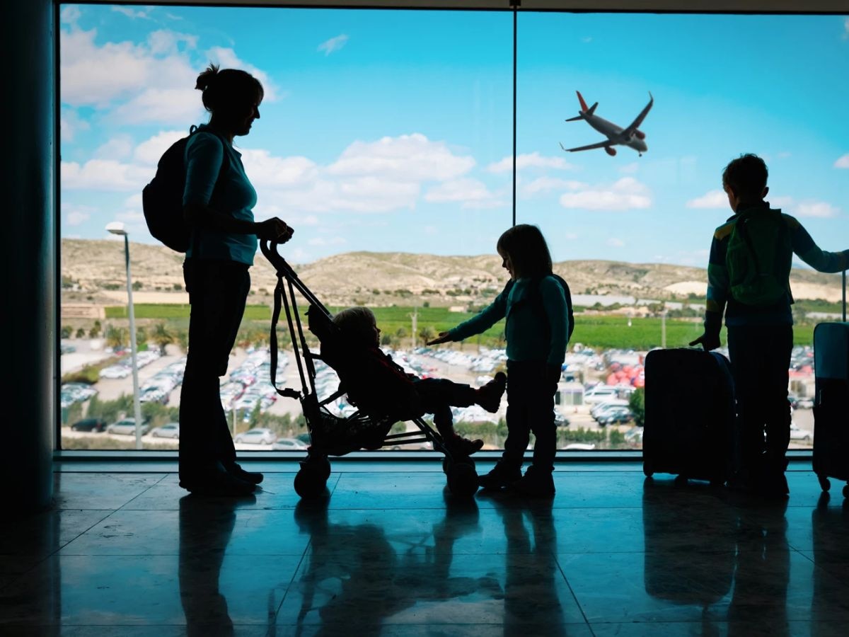 रेल्वेसारखं विमानातही लहानग्यांना मोफत प्रवास असतो का? तुमच्या सर्व प्रश्नांची उत्तरं एका क्लिकवर title=