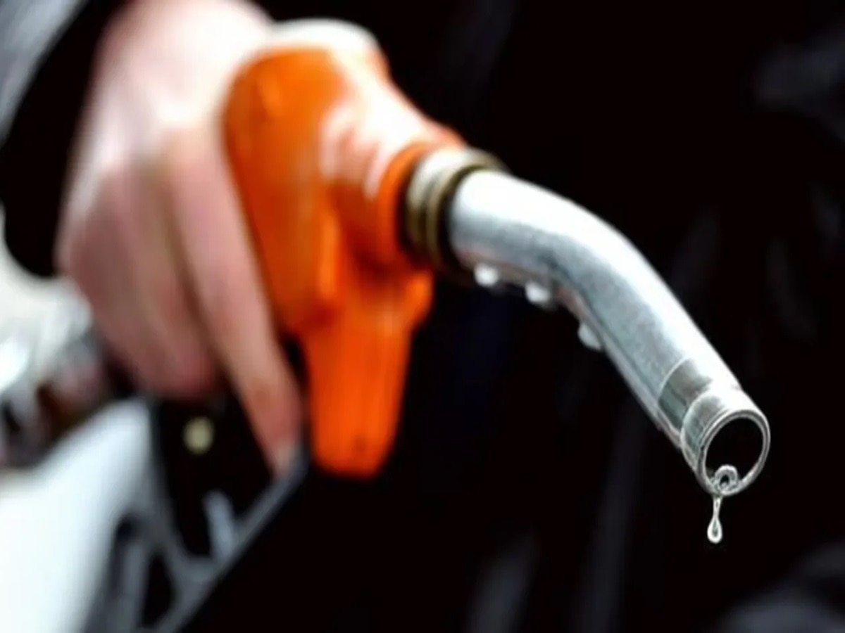 Petrol Diesel Price Today: सरकारकडून पुन्हा कच्चा तेलावर करवाढ; पेट्रोल-डिझेल स्वस्त होणार की महाग? title=