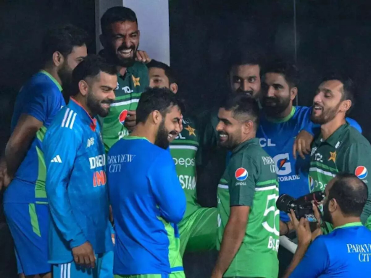 'मी विराटला मेसेज केला होता...' अन् पाकिस्तानी खेळाडू किंग कोहलीसमोर खदाखदा हसले! title=