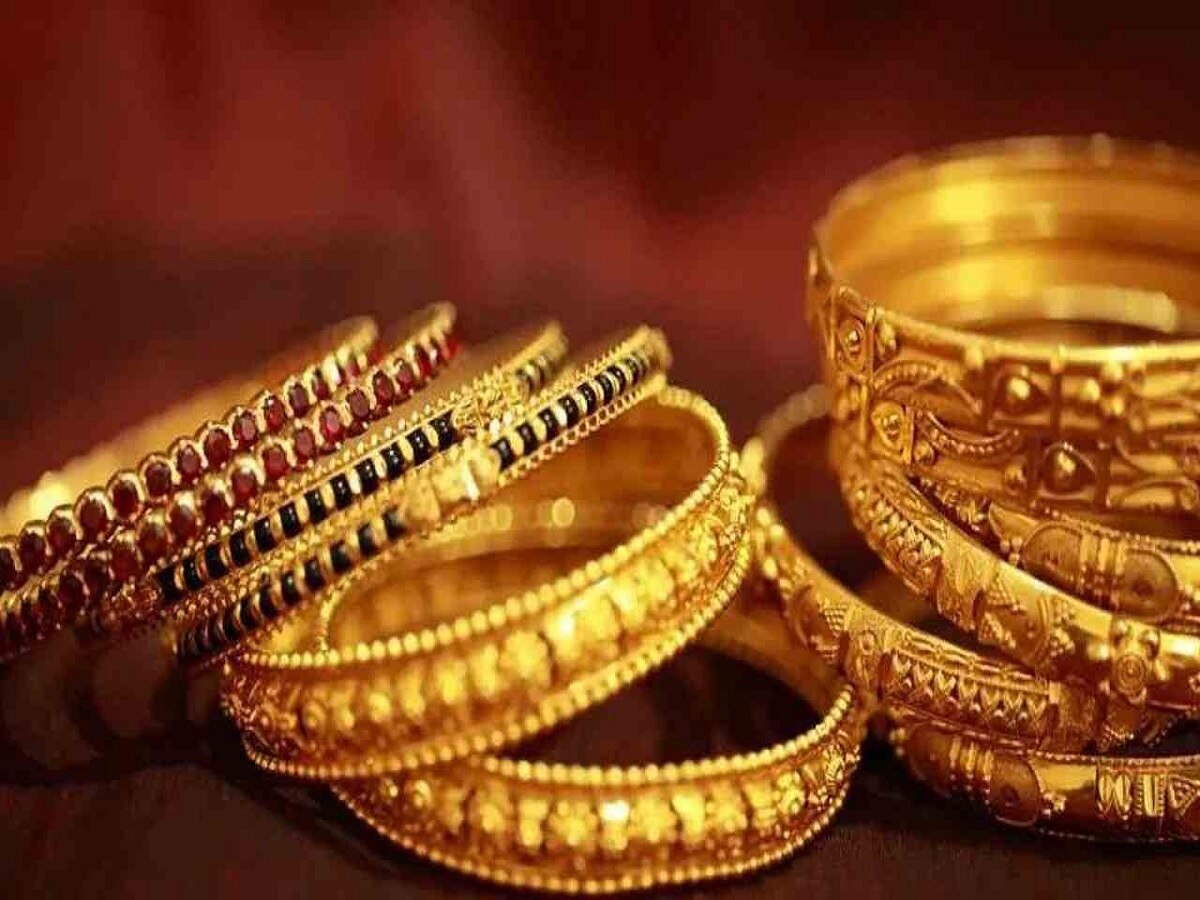 Gold Rate : वर्षअखेरीस सोन्याचे दर 75 हजारांवर? आज 10 ग्रॅम सोन्यासाठी मोजावे लागतायत 'इतकी' रक्कम title=