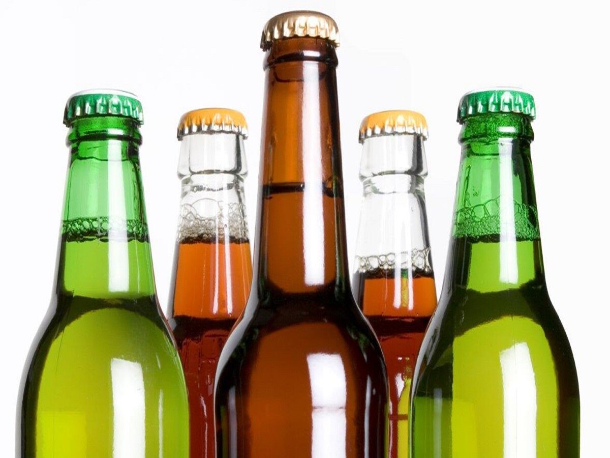 तुम्हाला माहितीय का? Beerच्या बाटल्यांचा रंग हिरवा किंवा तपकिरी का असतो?  title=