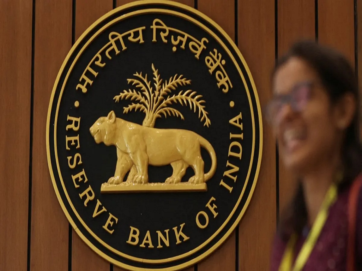 RBI परत देणार बँकेत अडकलेले पैसे; 30 बँकांच्या यादीत तुमचीही बँक आहे का?  title=