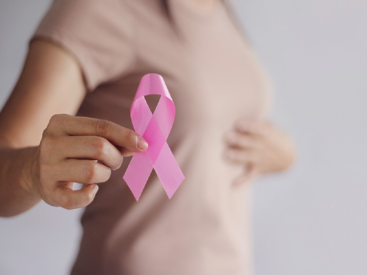 Breast cancer: महिलांमध्ये स्तनाच्या कर्करोगाची सुरुवातीची लक्षणं कोणती? जाणून घ्या title=